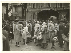 Fotografia d epoca originale 1930 MILANO Giornata del Pane  Distribuzione ai poveri di un sacchetto Foto 1