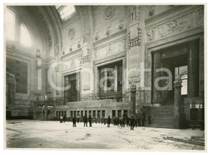 Fotografia d epoca originale 1931 MILANO Cantiere Stazione Centrale  Carabinieri nell atrio  Foto 23x17 cm 1