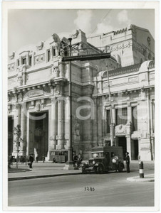 Fotografia d epoca originale 1932 MILANO Stazione Centrale  Operaio AEM monta i nuovi lampioni  Foto 18x24 1