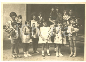 Fotografia d epoca originale 1935 ca MILANO Mostra del Giocattolo  Donazione bambole ai bambini in visita 1