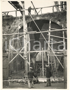 Fotografia d epoca originale 1937 MILANO Parco Sempione  Costruzione gabbia per lupi donati alla città Foto 1