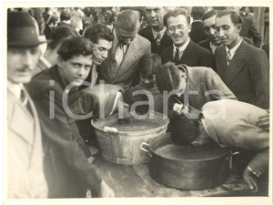 Fotografia d epoca originale 1937 MILANO Porta Ticinese  Festa dell Uva  Gioco della pesca delle mele Foto 1