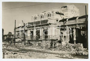 Fotografia d epoca originale 1930 ca MILANO Stazione Centrale  Operai demoliscono vecchie case  Foto 16x10 1