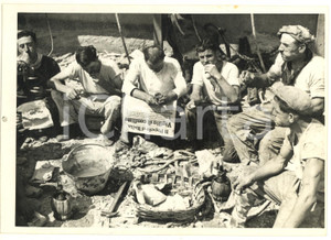 Fotografia d epoca originale 1939 MILANO Operai leggono i giornali alla vigilia della guerra Foto 18x13 cm 1