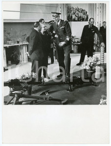 Fotografia d epoca originale 1937 MILANO Fiera Campionaria  Amedeo di SAVOIA  AOSTA visita padiglione armi 1