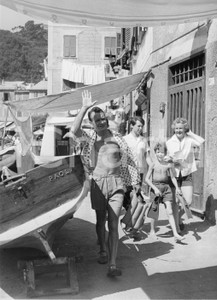 Fotografia d epoca originale 1958 PORTOFINO  Rex HARRISON in vacanza con i figli  Foto 18x24 cm 2 1