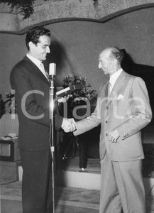 Fotografia d epoca originale 1958 LIDO GENOVA Vittorio GASSMAN premiato da Rinaldo RIZZO Foto RARA 18x24 cm 2 1