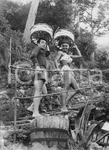 Fotografia d epoca originale 1958 SAN FRUTTUOSO Ugo TOGNAZZI Caprice CHANTAL con ceste in testa  Foto 1