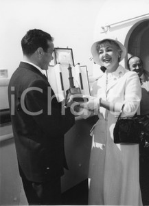 Fotografia d epoca originale 1955 GENOVA Partenza attrice Elena GIUSTI per gli USA  Omaggio portuali Foto 1 1