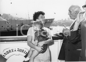 Fotografia d epoca originale 1955 GENOVA Ruth ROMAN a bordo del T/N Andrea DORIA con il figlio Foto 24x18 cm 1