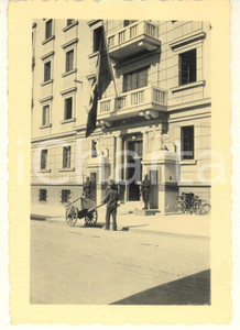 Fotografia d epoca originale 1941 WW2 KNIN / TENIN CROAZIA Caserma occupata dagli italiani Foto 6x9 cm 1