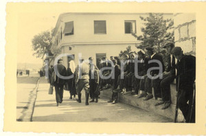 Fotografia d epoca originale 1941 WW2 OTOCAC CROAZIA Uomini al sole Foto COSTUME 9x6 cm 1
