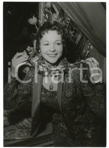 Fotografia d epoca originale 1955 ca FRANCE  HAUTE COUTURE Modella indossa una collana  Foto 13x18 cm 1