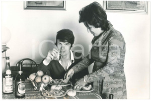 Fotografia d epoca originale 1970 ca CALCIO BOLOGNA Francesco LIGUORI a tavola con la moglie Foto 1 1