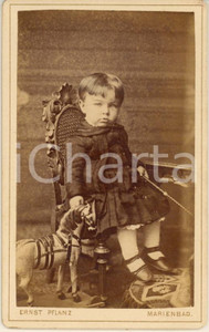 Fotografia d epoca originale 1890 ca MARIENBAD / MARIANSKE LAZNE Bambino con cavallo giocattolo Foto CDV 1