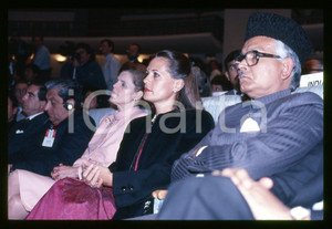 Fotografia d epoca originale 1990 ca MILANO ? Sonia MAINO GANDHI 35mm VINTAGE SLIDE 1