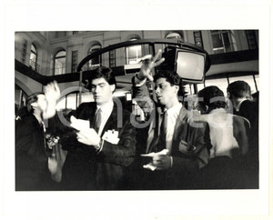 Fotografia d epoca originale 1987 MILANO Broker acquistano titoli in Borsa Fotografia 25x20 1 Fotografia d epoca originale 1987 MILANO Broker acquistano titoli in Borsa Fotografia 25x20 1