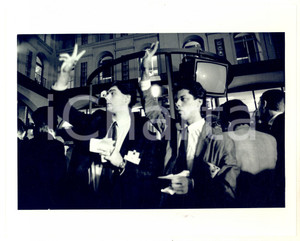 Fotografia d epoca originale 1987 MILANO Broker acquistano titoli in Borsa  Foto 25x20 cm 1