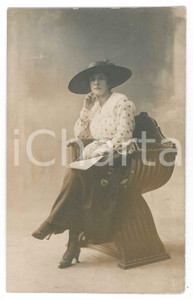 Fotografia d epoca originale 1920 ca MODA ITALIA Donna in poltrona con camicia a pois Foto cartolina 9x14 cm 1