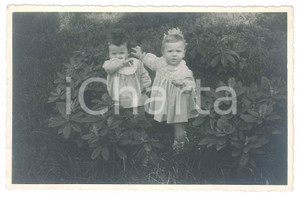 Fotografia d epoca originale 1940 ca VIGEVANO Ritratto di due bambini in giardino Foto E. FAGGIONI 14x9 cm 1