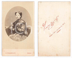 Fotografia d epoca originale 1870 ca TORINO Donna seduta in abito stampato Ritratto Foto A. VIALARDI CDV 1