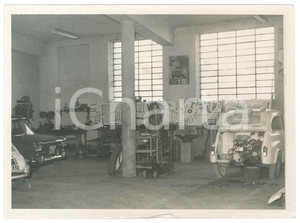 Fotografia d epoca originale 1960 ca GAMBOLO  PV Officina con FIAT 500 in riparazione Foto 18x13 cm 1