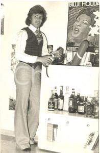 Fotografia d epoca originale 1970 ca ITALIA CALCIO Giancarlo ANTOGNONI in salotto 2 Foto 20x30 1