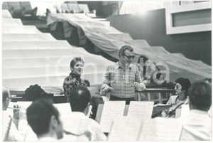 Fotografia d epoca originale 1970 ca ITALIA  MUSICA Orietta BERTI con il Maestro Pino CALVI Foto 30x20 cm 1