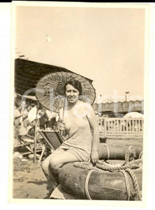 Fotografia d epoca originale 1930 GENOVA MULTEDO Giovane donna in spiaggia con parasole  Foto 6x8 cm 1