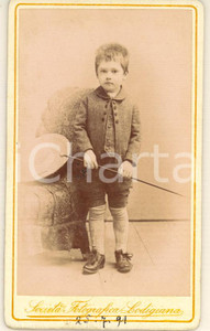 Fotografia d epoca originale 1891 LODI Bambino in abito da passeggio Foto CDV Società Fotografica Lodigiana 1