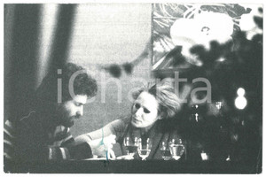Fotografia d epoca originale 1970 ca MILANO ? Ursula ANDRESS paparazzata con un nuovo compagno a cena 7 1
