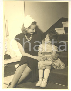 Fotografia d epoca originale 1950 ca MILANO Ritratto di nobildonna con la figlia Foto VINTAGE 18x24 1