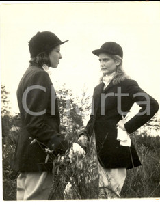 Fotografia d epoca originale 1960 ca AREA DI MILANO Nobilldonne a una battuta di caccia Foto COSTUME 18x24 1
