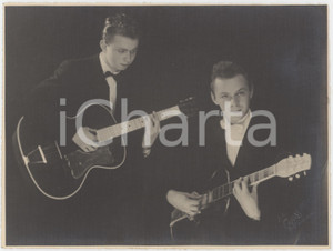 Fotografia d epoca originale 1950 ca SARONNO VA Coppia di chitarristi  FICICCHIA 1 Foto 24x18 cm 1