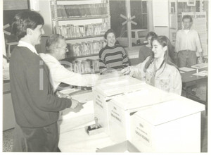 Fotografia d epoca originale 1990 ca GENOVA Elezioni Consiglio regionale  Studenti alle urne Foto VINTAGE 1