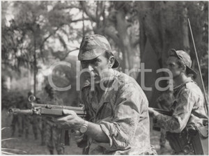Materiale cinematografico d’epoca 1990 Non, ou a vã glória de mandar Luis Miguel CINTRA con mitragliatrice Foto 1
