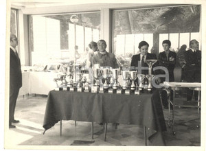 Fotografia d epoca originale 1972 RALLY Tavolo con le coppe per la premiazione Foto JOLLY CLUB 1