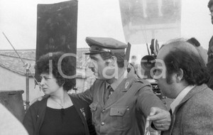 Fotografia d epoca originale 1976 Nino MANFREDI Isa DANIELI Lino BANFI scatto sul set NEGATIVO ORIGINALE 2 1