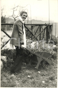 Fotografia d epoca originale 1975 ca COSTUME ITALIA Ugo PAGLIAI in campagna con la carriola  Foto 20x30 1