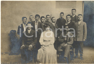 Fotografia d epoca originale 1910 ca LOMBARDIA Gruppo maschile con donna in bianco  Foto anonima 17x11 cm 1