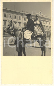 Fotografia d epoca originale 1951 SASSARI Piazza d Italia  Cavalcata Sarda  Coppia in costume  Foto 1 1