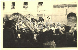 Fotografia d epoca originale 1950 ca FOLKLORE SARDEGNA Sfilata con carro  Donne in costume Foto 14x9 cm 1