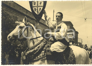 Fotografia d epoca originale 1955 ca FOLKLORE SASSARI Cavalcata Sarda  Uomo con i Quattro Mori  Foto 15x10 1