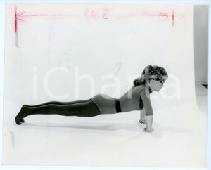 Fotografia d epoca originale 1964 CINEMA Linda EVANS Fitness  Body workout  Photo 23x19 cm 2 1