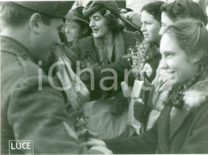 Fotografia d epoca originale 1940 ca NORD ITALIA WW2 Madri e sorelle dei Caduti offrono fiori a reclute Foto 1