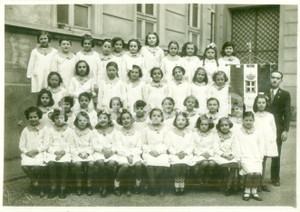 Fotografia d epoca originale 1940 ca AREA LOMBARDA Gruppo di alunne di una scuola elementare con labaro Foto 1