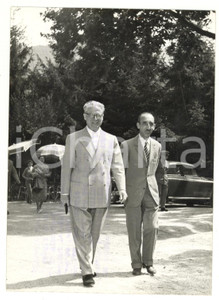 Fotografia d epoca originale 1955 LURISIA CN Arrivo di Giovanni GRONCHI alle terme con il medico Foto 1
