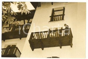 Fotografia d epoca originale 1955 LURISIA CN Grand Hotel Radium  Giovanni GRONCHI si affaccia al balcone 1