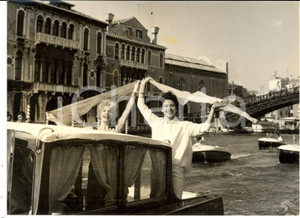 Fotografia d epoca originale 1955 ca VENEZIA MOSTRA DEL CINEMA Mary MARTIN ed Haya HARAREET  Foto 18x13 1