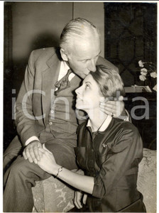 Fotografia d epoca originale 1957 LONDON Wilfrid HYDE WHITE kissing his 25yearold bride Ethel DREW Photo 1